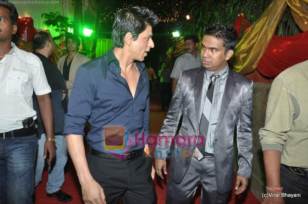 Shahrukh Khan at the wedding for Mushtaq Sheikh's sister Najma in Pali Naka, Bandra on 26th May 2010 