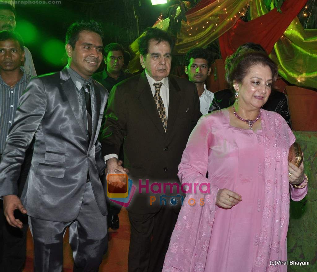 mushtaq with dilip kumar and saira banu at the wedding for Mushtaq Sheikh's sister Najma in Pali Naka, Bandra on 26th May 2010