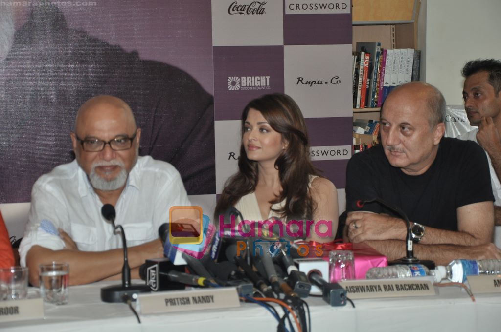 Aishwarya Rai Bachchan, Anupam Kher, Pritish Nandy at the Launch of Pritish Nandy's book Again in Crossword, Mumbai on 27th May 2010 