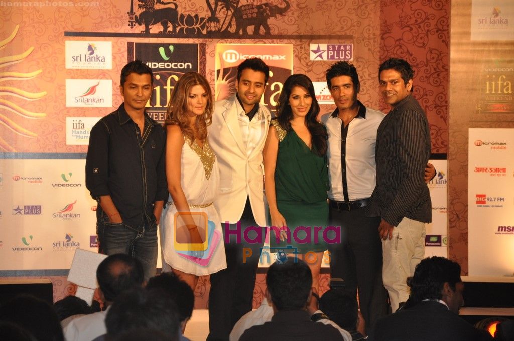 Sophie Chaudhary, Manish Malhotra, Nandita Mahtani, Rocky S, Vikram Phadnis at IIFA Cricket & Fashion media meet in Trident, Mumbai on 29th May 2010 