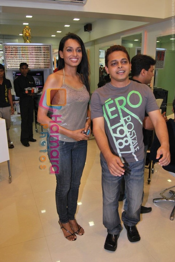 Reshmi Ghosh and Faisal Dheshmukh at Lemon Salon Launch in Goregaon on 30th May 2010