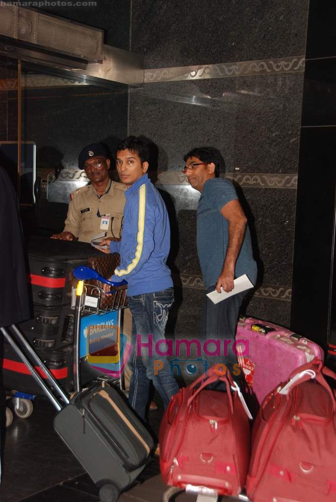 Vikram Phadnis leave for IIFA Colombo in Mumbai Airport on 1st June 2010 