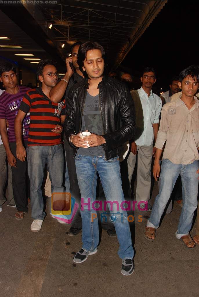 Ritesh Deshmukh leave for IIFA Colombo in Mumbai Airport on 1st June 2010 