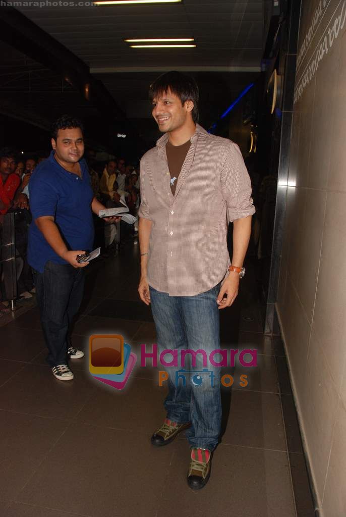 Vivek Oberoi leave for IIFA Colombo in Mumbai Airport on 1st June 2010 