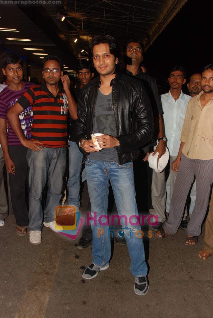 Ritesh Deshmukh leave for IIFA Colombo in Mumbai Airport on 1st June 2010 
