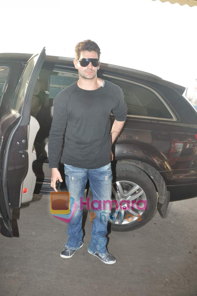 Neil Mukesh leave for IIFA Colombo in Mumbai Airport on 2nd June 2010 