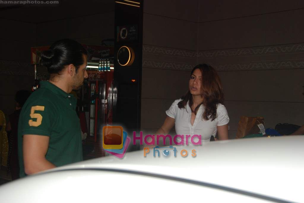 Gauhar Khan leave for IIFA Colombo in Mumbai Airport on 2nd June 2010 