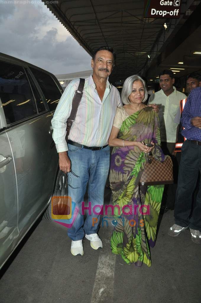 Suresh Oberoi leave for IIFA Colombo in Mumbai Airport on 2nd June 2010 
