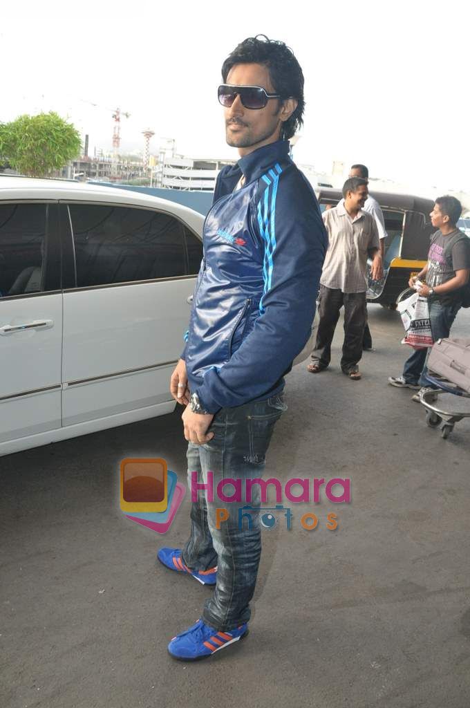 Kunal Kapoor leave for IIFA Colombo in Mumbai Airport on 2nd June 2010 