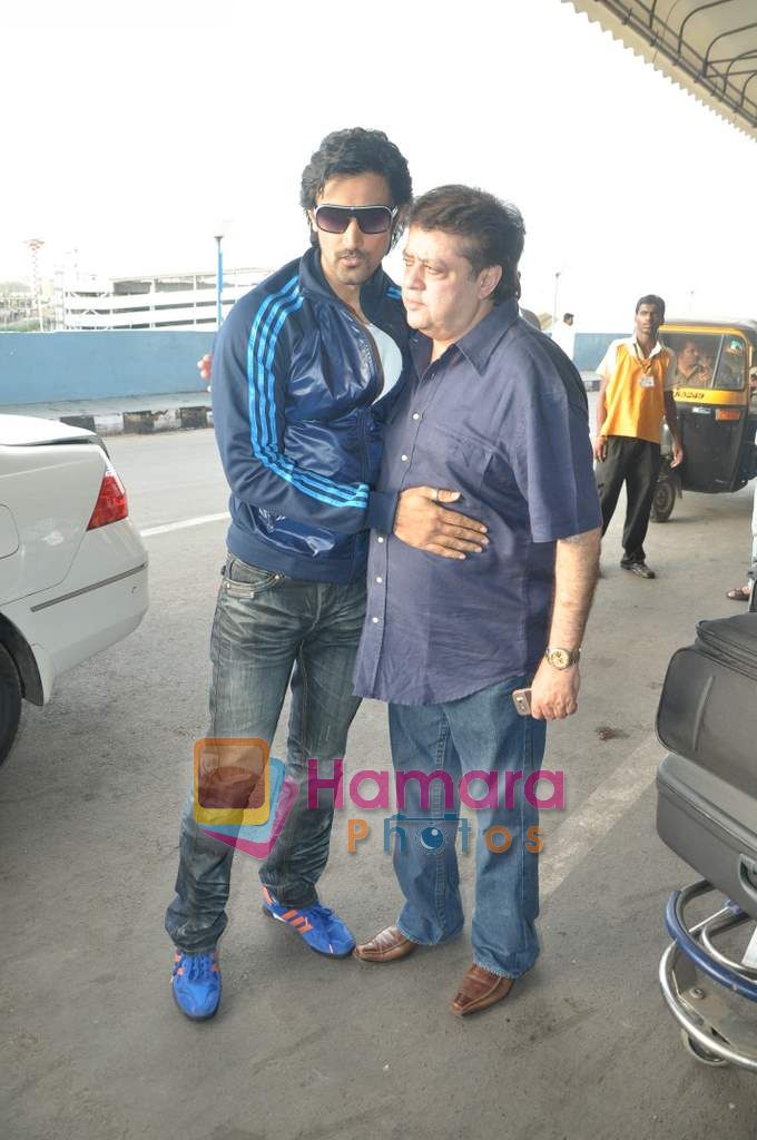 Kunal Kapoor leave for IIFA Colombo in Mumbai Airport on 2nd June 2010 