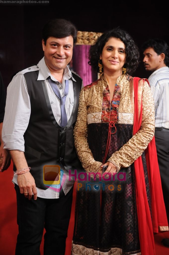 Sachin & Supriya Pilgaonkar at Star Parivaar Awards 2010 red carpet on 3rd June 2010