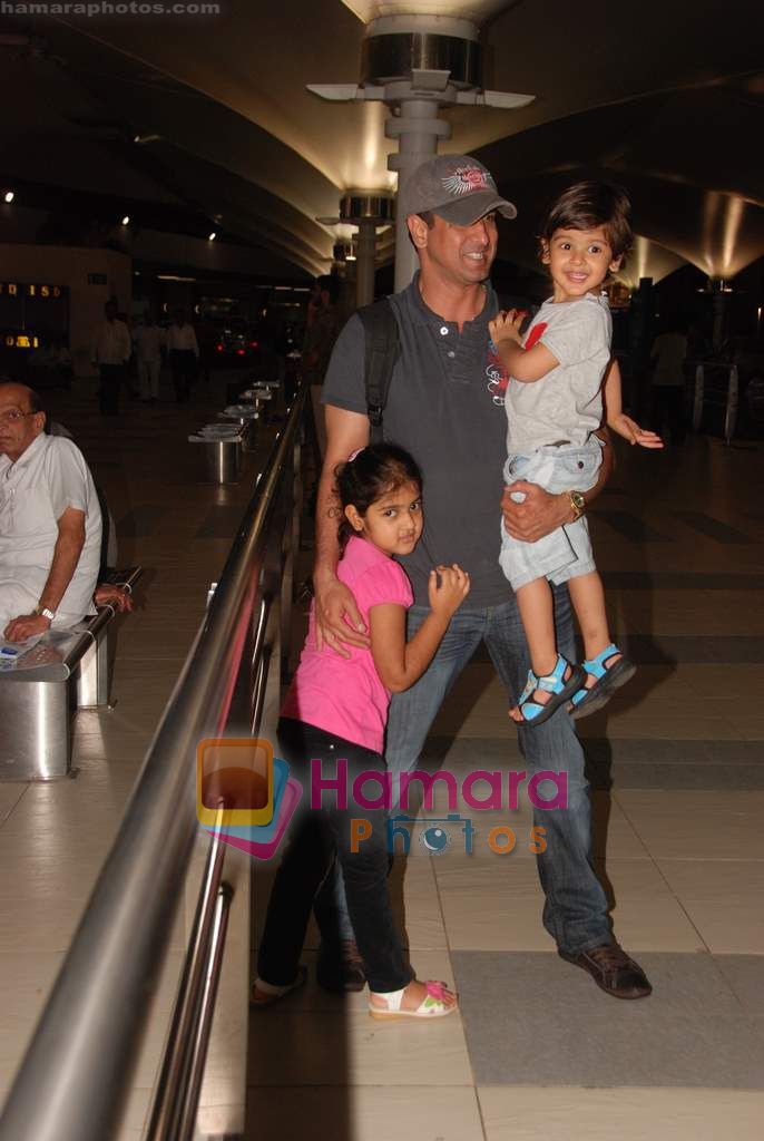 Ronit Roy arrive back from IIFA in Mumbai Airport on 6th June 2010 