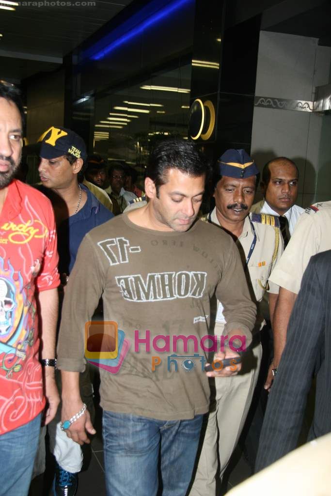 Salman Khan return after IIFA Awards in Srilanka at Mumbai Airport on 7th June 2010 