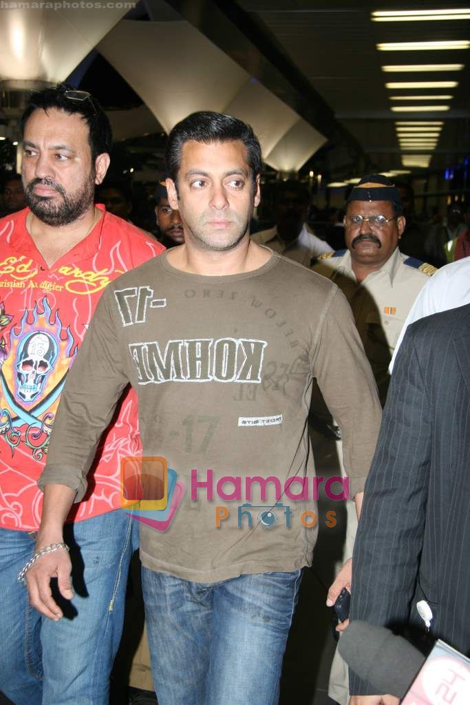Salman Khan return after IIFA Awards in Srilanka at Mumbai Airport on 7th June 2010 