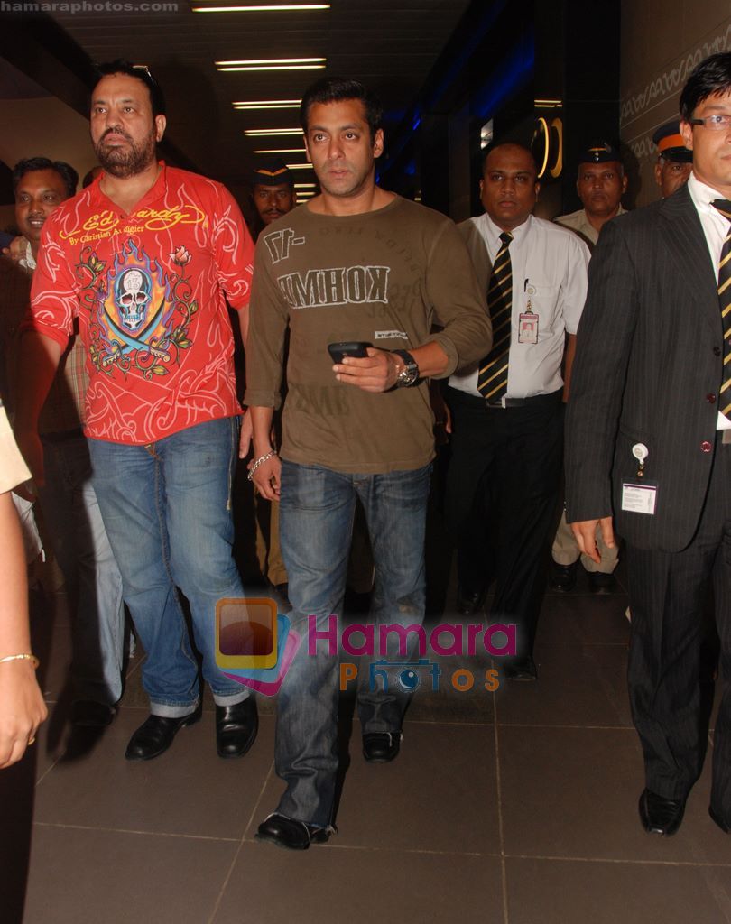 Salman Khan return after IIFA Awards in Srilanka at Mumbai Airport on 7th June 2010 ~0