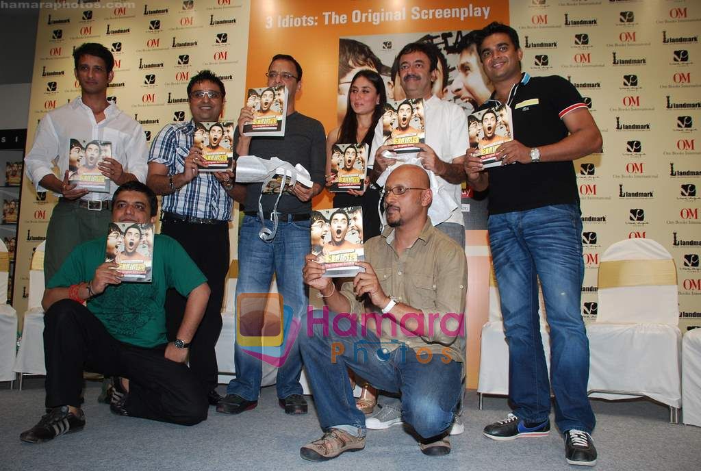 Kareena Kapoor, Vidhu Vinod Chopra, Sharman Joshi, Madhavan, Rajkumar Hirani at the 3 Idiots script book launch in Phoenix Mill on 7th June 2010  