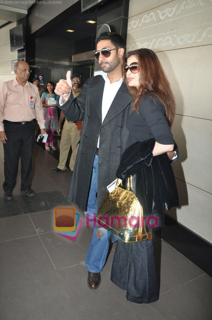 Abhishek Bachchan, Aishwarya Rai leave for london raavan premiere 