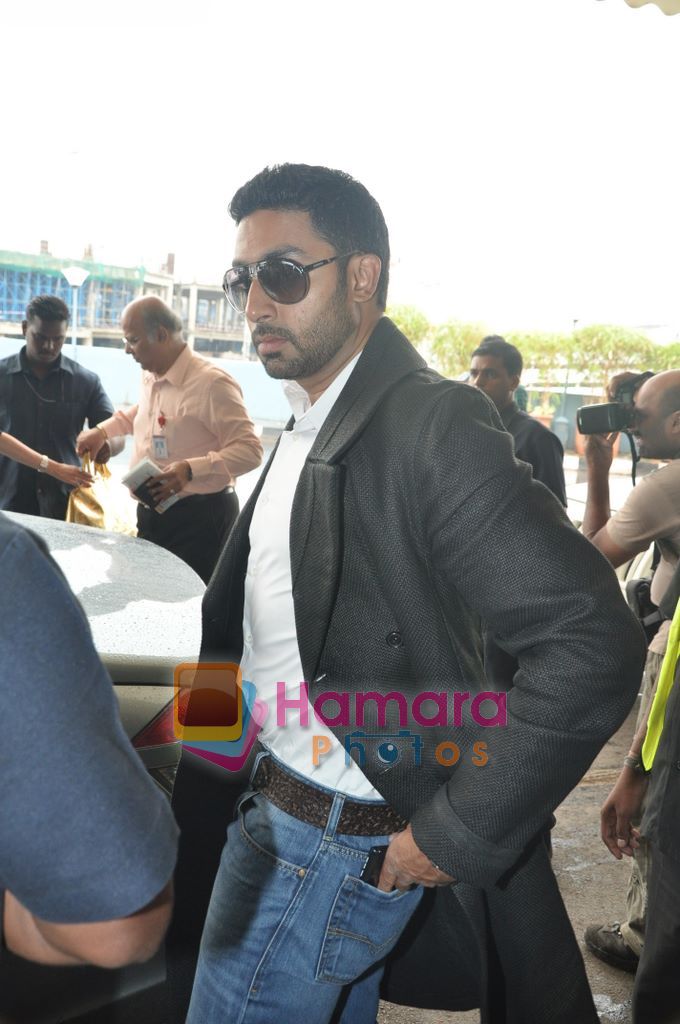 Abhishek Bachchan leave for london raavan premiere 