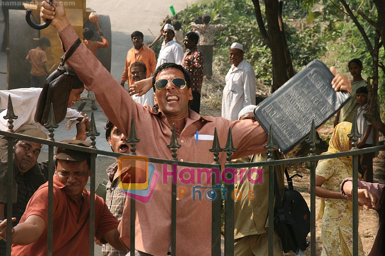 Akshay Kumar in the still from movie Khatta Meetha 