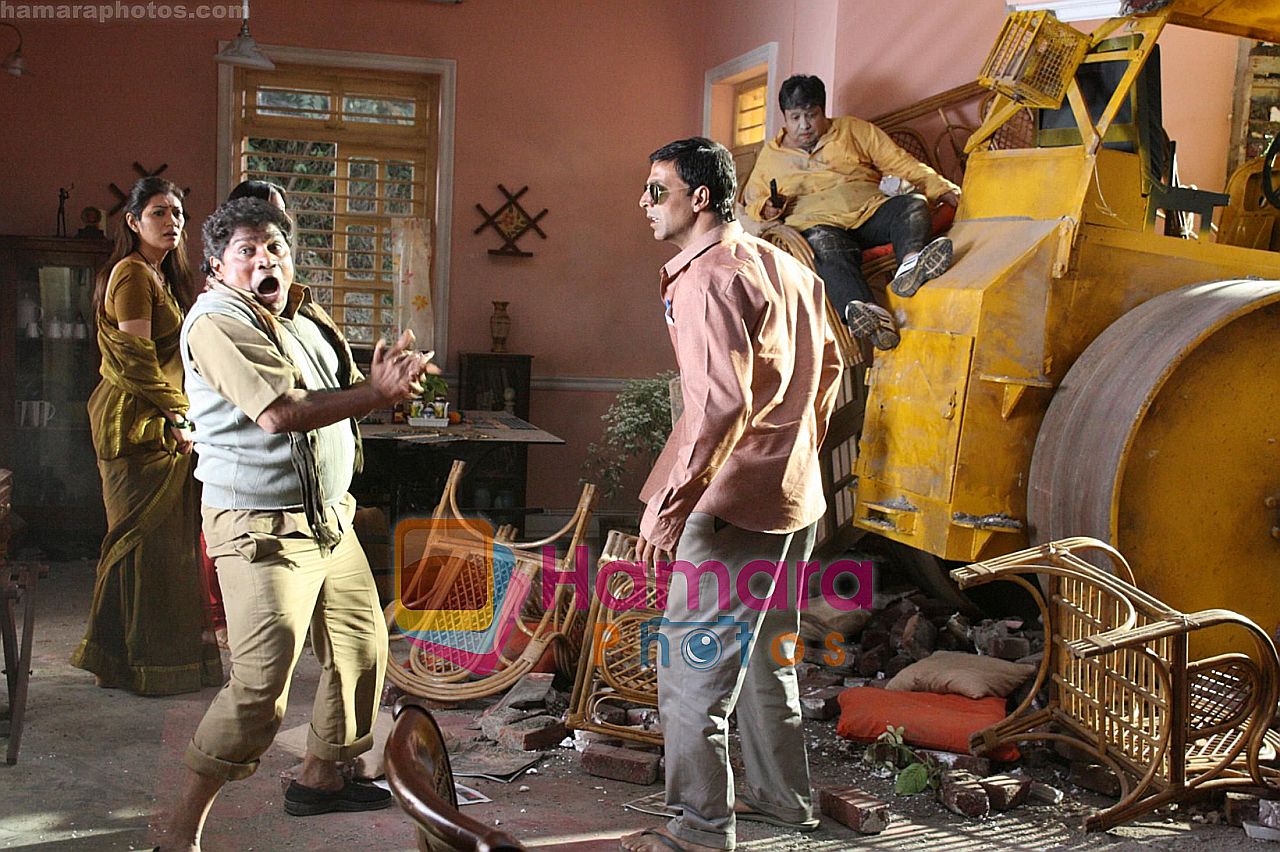 Akshay & Johnny Lever in the still from movie Khatta Meetha 