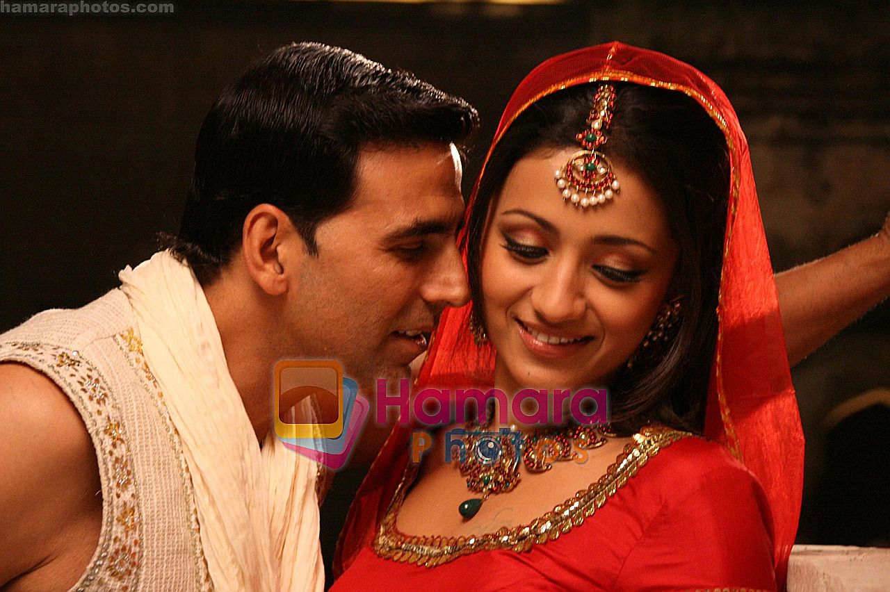 Akshay Kumar & Trisha in the still from movie Khatta Meetha