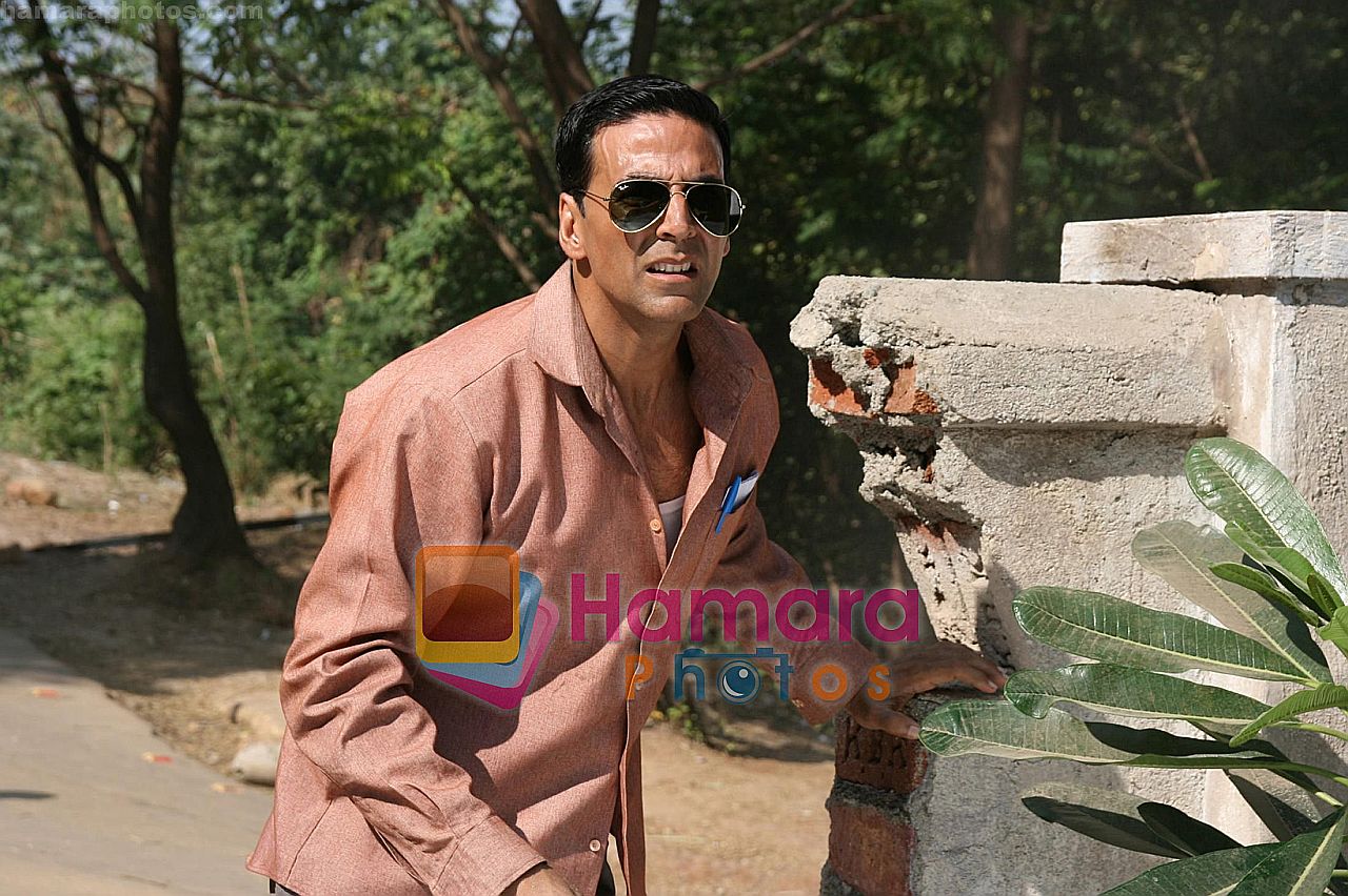Akshay Kumar in the still from movie Khatta Meetha / Khatta Meetha -  Bollywood Photos
