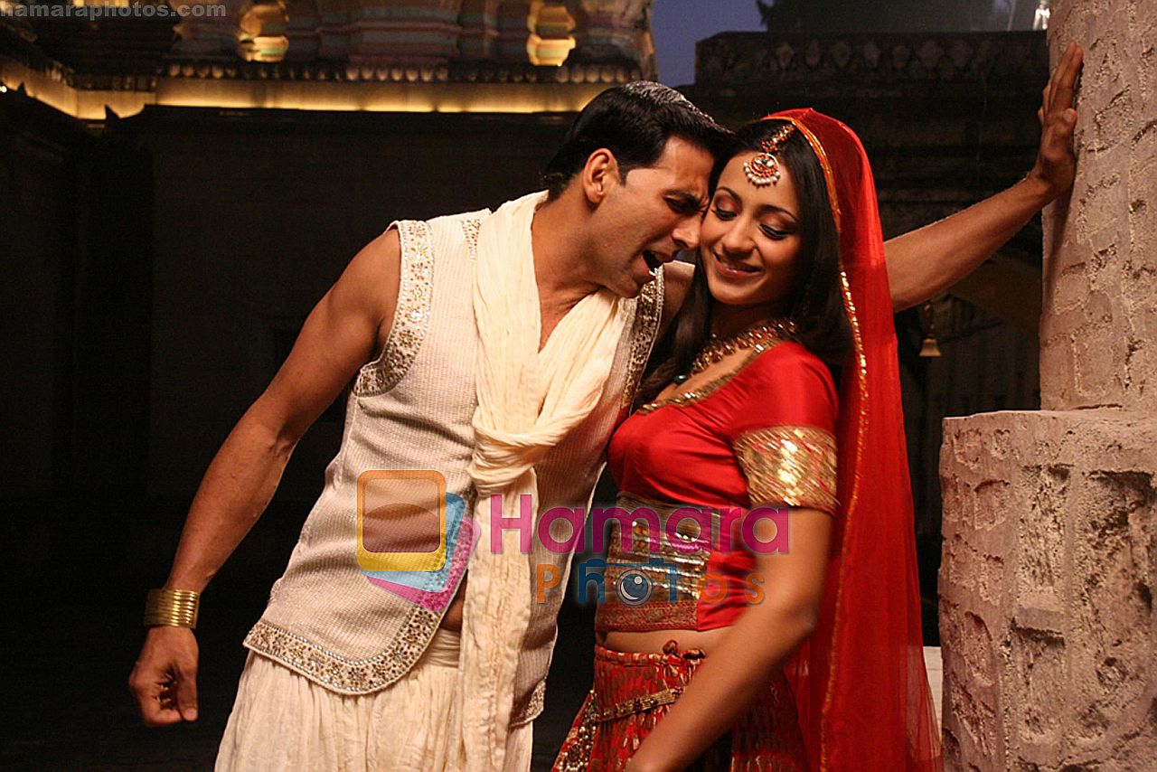 Akshay Kumar & Trisha in the still from movie Khatta Meetha 