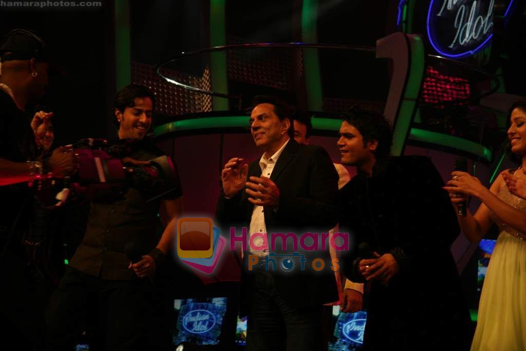 Dharmendra on the sets of Indian Idol in Filmcity on 27th July 2010 