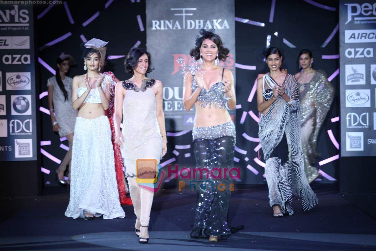 Model walk the ramp for Rina Dhaka Show at Pearls Delhi couture week on 25th July 2010 
