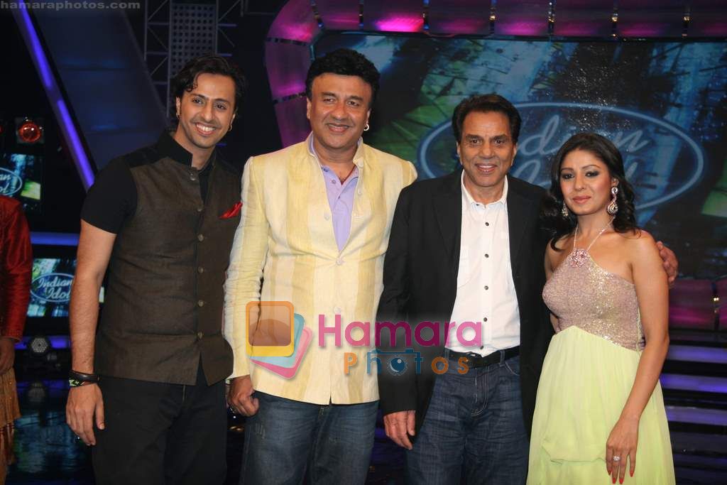 Salim Merchanr, Anu Malik, Dharmendra, Sunidhi Chauhan on the sets of Indian Idol in Filmcity on 27th July 2010 