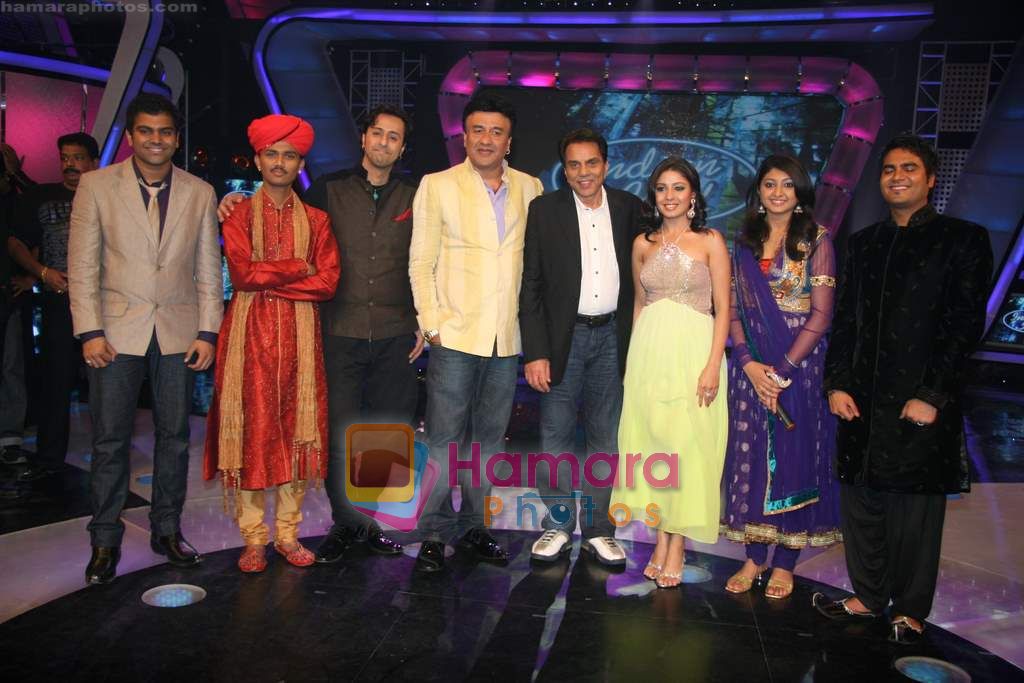 Salim Merchanr, Anu Malik, Dharmendra, Sunidhi Chauhan on the sets of Indian Idol in Filmcity on 27th July 2010 