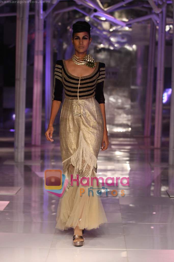 Model walk the ramp for Anamika Khanna Show at Pearls Delhi couture week on 25th July 2010