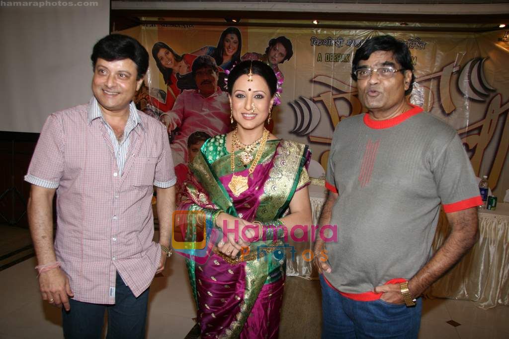 Sachin Pilgaonkar, Kishori Shahane, Ashok Saraf at Marathi film Aika Dajiba Music Launch in Kohinoor Hotel on 29th July 2010 