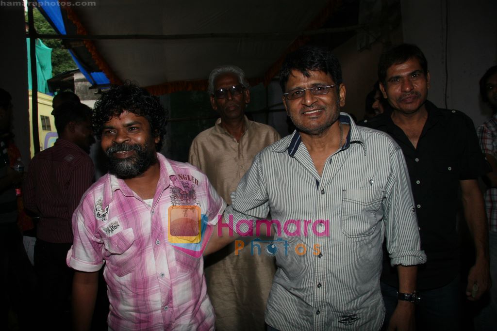 Omkar Das Manikpuri, Raghuveer Yadav at the promotion of Peepli Live on Indian Idol in Filmistan Studio, Mumbai on 3rd Aug 2010 
