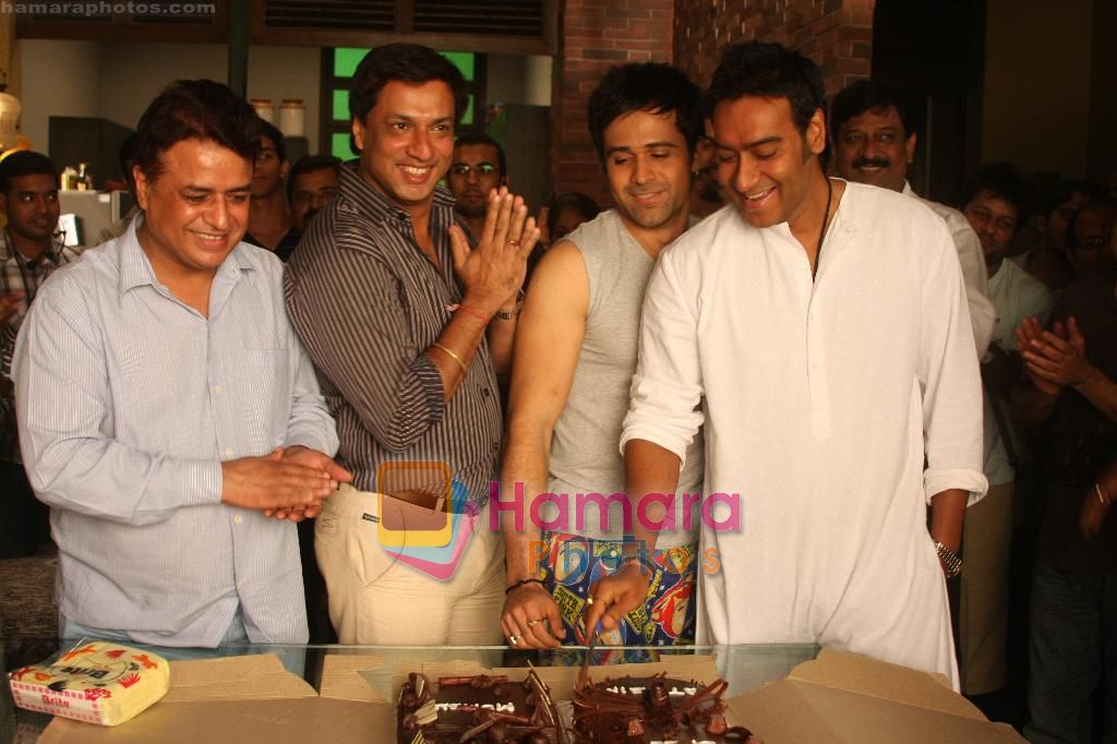 Madhur Bhandarkar, Emraan Hashmi, Ajay Devgan on the sets of film Dil Toh Bachcha Hai Ji on 3rd Aug 2010 
