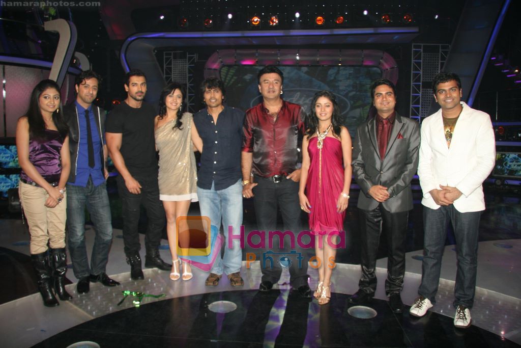 Salim Merchant, John Abraham, Sonal Sehgal, Nagesh Kukunoor, Anu Malik, Sunidhi Chauhan at the promotion of Aashayein on Indian Idol in Filmistan Studio, Mumbai on 3rd Aug 2010 