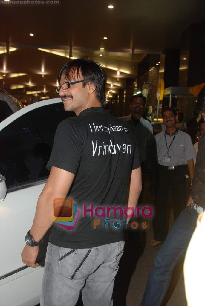 Vivek Oberoi snapped at Airport on 5th Aug 2010 