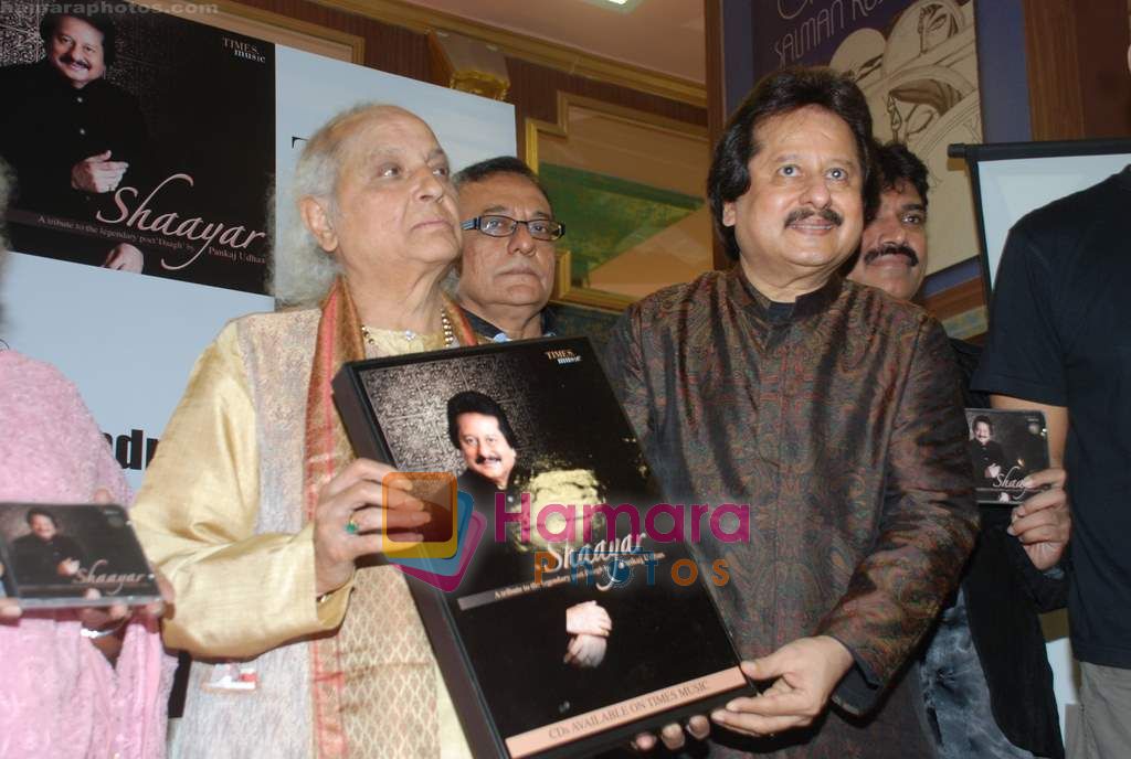 Pankaj Udhas, Pandit Jasraj at Pankaj Udhas's Shaayar album launch in Landmark on 10th Aug 2010 
