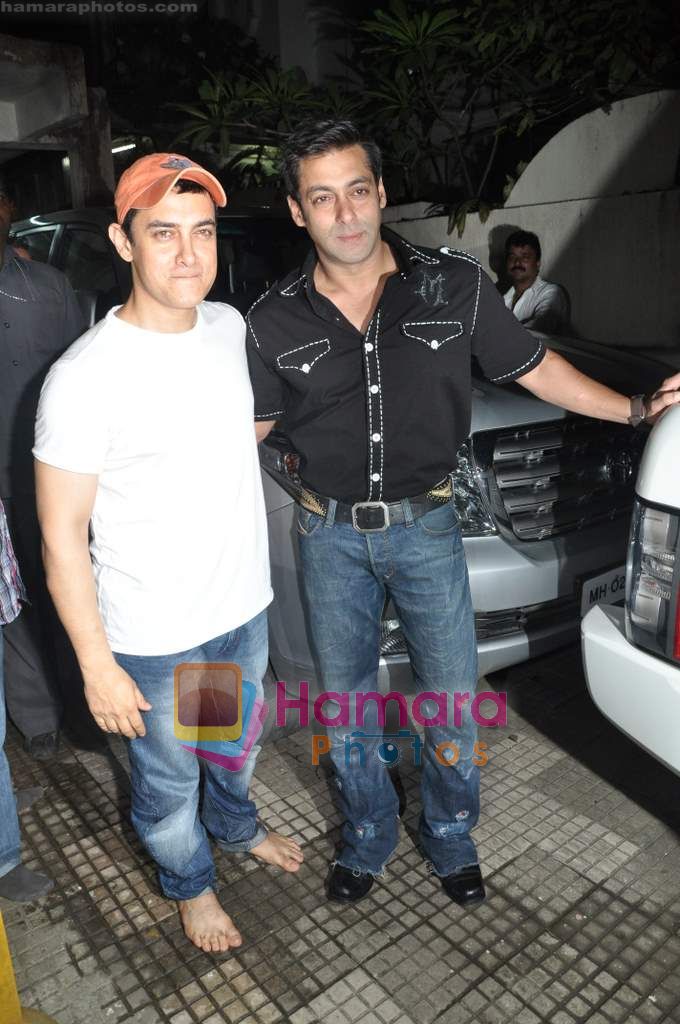 Aamir Khan, Salman Khan at the special screening of Peepli Live  in Ketnav on 10th Aug 2010 
