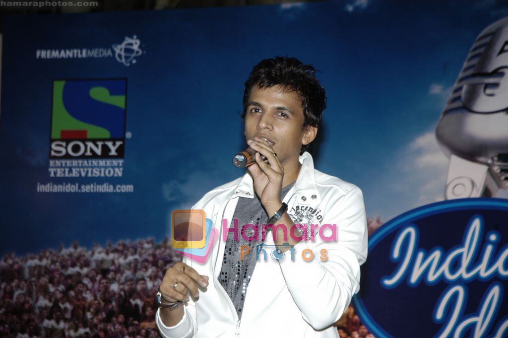 Abhijeet Sawant promote Indian Idol in Inorbit Mall  Malad , Mumbai on 11th Aug 2010 