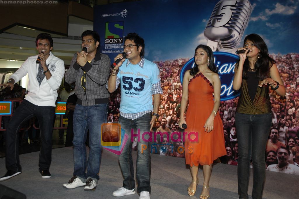 Sunidhi Chauhan, Abhijeet Sawant, Rakesh, Sriram, Bhoomi Chawla promote Indian Idol in Inorbit Mall  Malad , Mumbai on 11th Aug 2010 