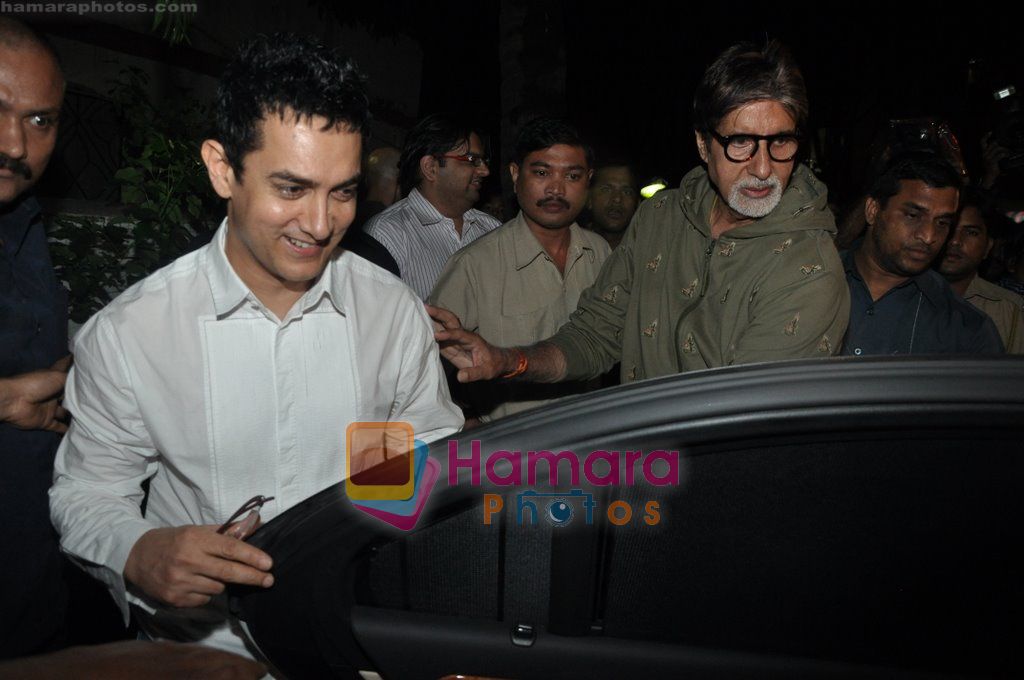 Aamir Khan, Amitabh Bachchan  watch Peepli live in Pixion,Bandra, Mumbai on 12th Aug 2010 
