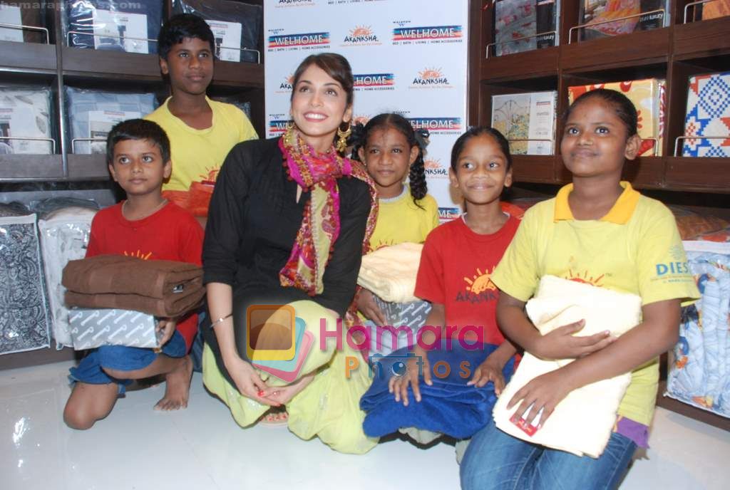 Isha Koppikar with Akanksha children at Welspun showroom in Andhero on 12th Aug 2010 