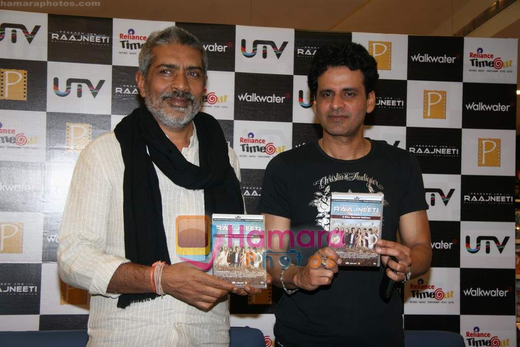 Manoj Bajpai, Prakash Jha at Raajneeti DVD launch in Reliance Trends, Bandra on 14th Aug 2010 