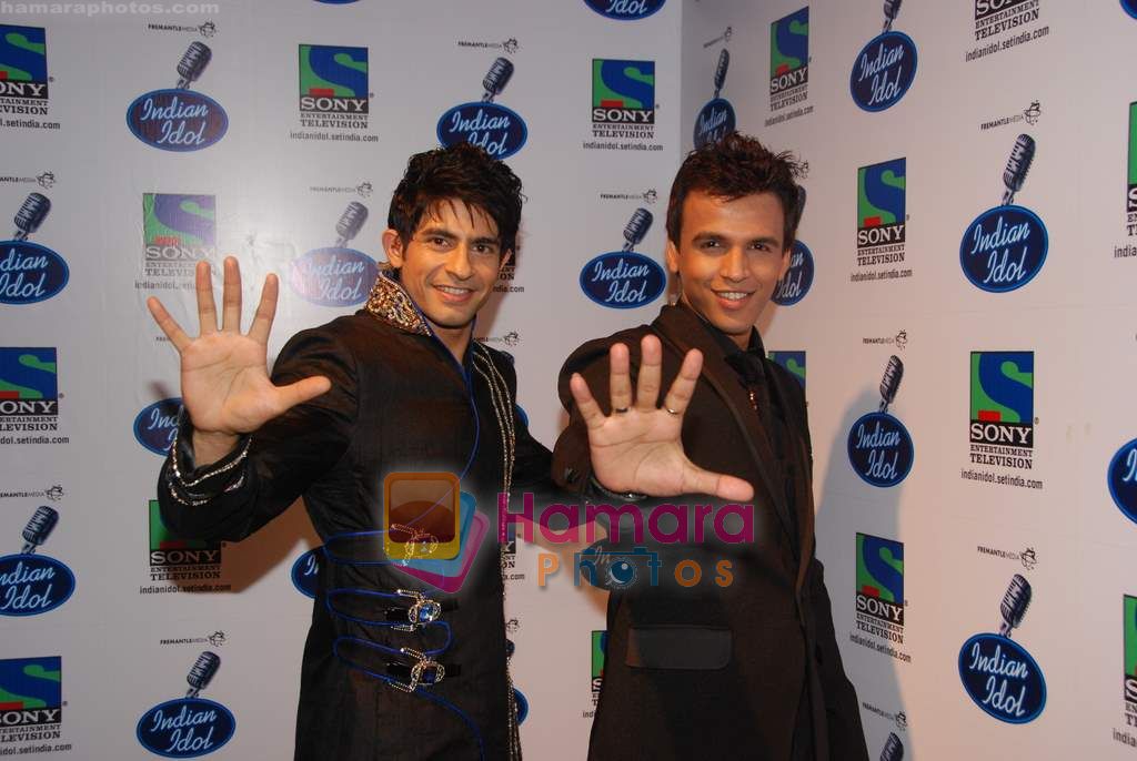 Abhijeet Sawant, Hussain on the sets of Indian Idol in Filmistan on 14th Aug 2010 