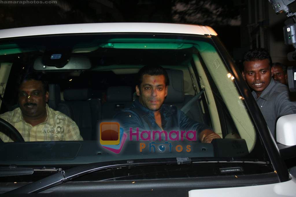 Salman Khan goes to Alvira's house on occasion of Rakshabandhan on 24th Aug 2010 