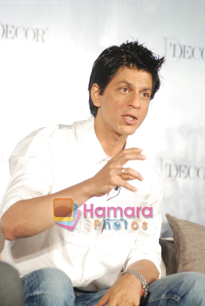 Shahrukh Khan the brand ambassadors for DDECOR furnishings in Taj Land's End on 25th Aug 2010 