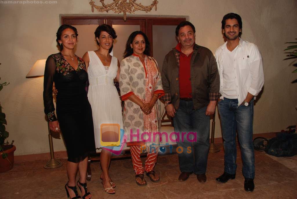 Esha Deol, Meltem Cumbul, Hema Malini, Rishi Kapoor, Arjan Bajwa on the sets of Tell Me O Khuda in Filmcity on 27th Aug 2010 