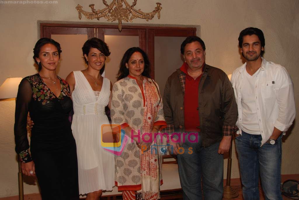 Esha Deol, Meltem Cumbul, Hema Malini, Rishi Kapoor, Arjan Bajwa on the sets of Tell Me O Khuda in Filmcity on 27th Aug 2010 