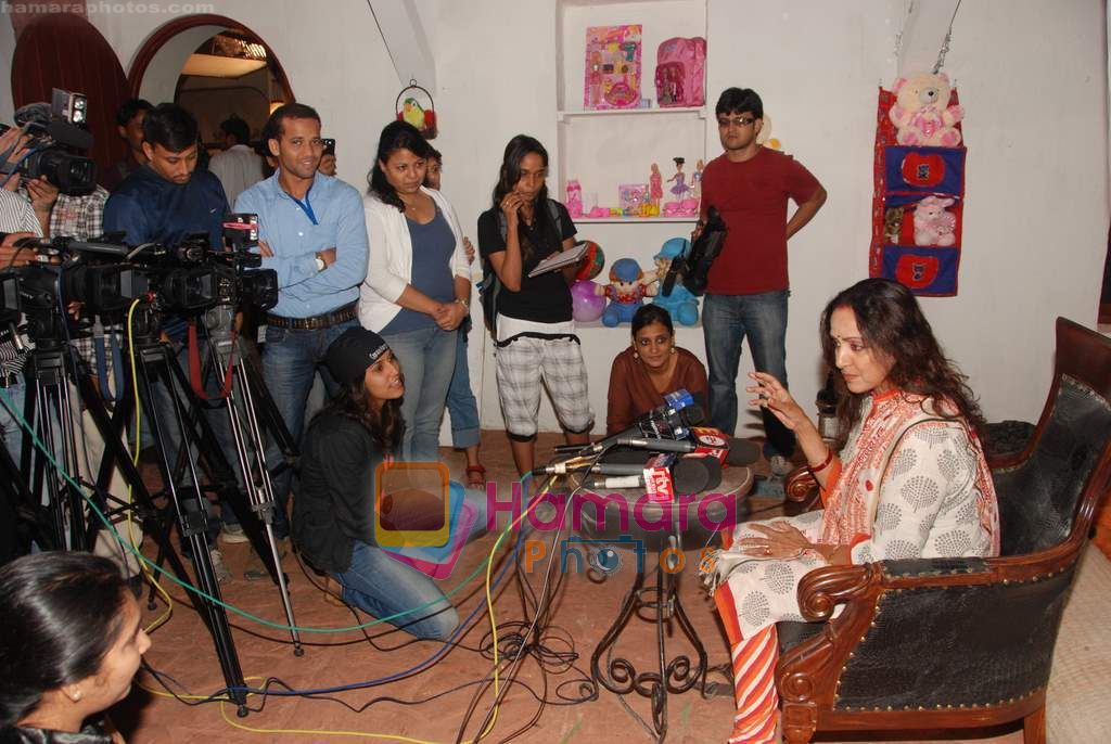 Hema Malini on the sets of Tell Me O Khuda in Filmcity on 27th Aug 2010 